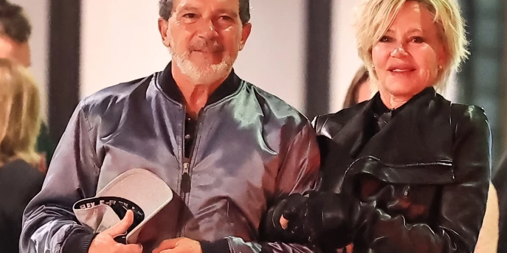 Antonio Banderass un Melānija Grifita roku rokā.