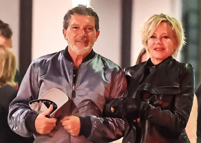 FOTO! Antonio Banderass un Melānija Grifita roku rokā pamet restorānu 12 gadus pēc šķiršanās...