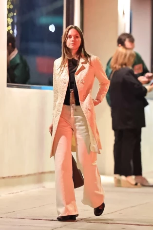 Soli aiz Melānijas un Antonio gāja abu kopīgā meita Stella.