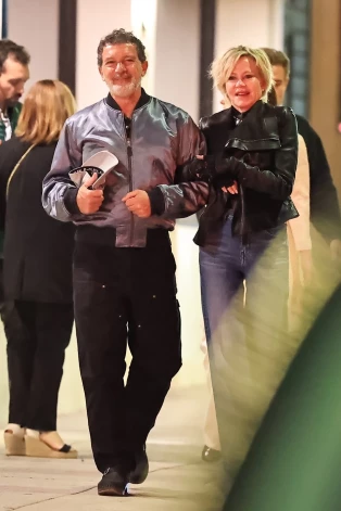 2026. gada 26. aprīlī Antonio Banderass un Melānija Grifita roku rokā pameta restorānu Losandželosā, pierādot, ka arī 12 gadus pēc šķiršanās iespējams saglabāt draudzīgas attiecības. 