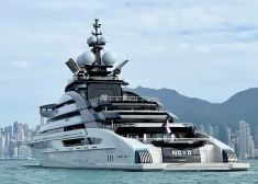 Spītējot ASV blokādei, Putinam tuvā oligarha superjahta šķērso Hormuza šaurumu