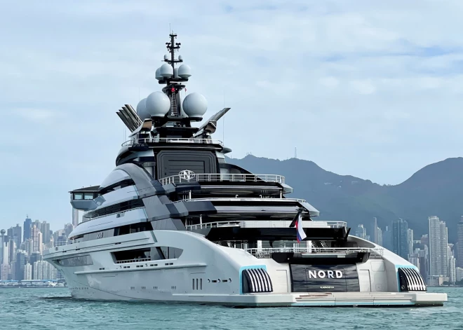 Spītējot ASV blokādei, Putinam tuvā oligarha superjahta šķērso Hormuza šaurumu