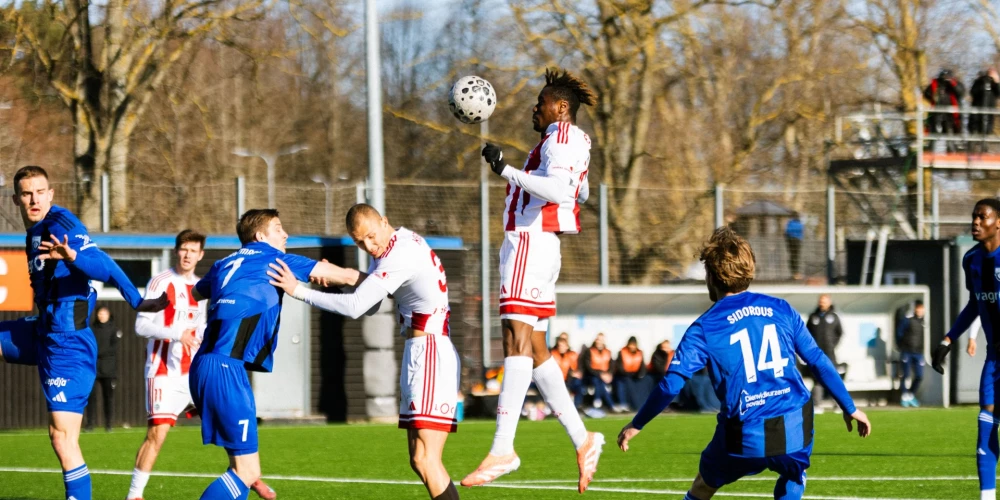 "Liepāja" mērojas spēkiem ar "Grobiņu" (foto: Mārtiņš Vējš)