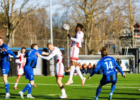 "Liepāja" mērojas spēkiem ar "Grobiņu" (foto: Mārtiņš Vējš)