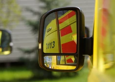 Atkritumu vedējs Purvciemā sabraucis sievieti