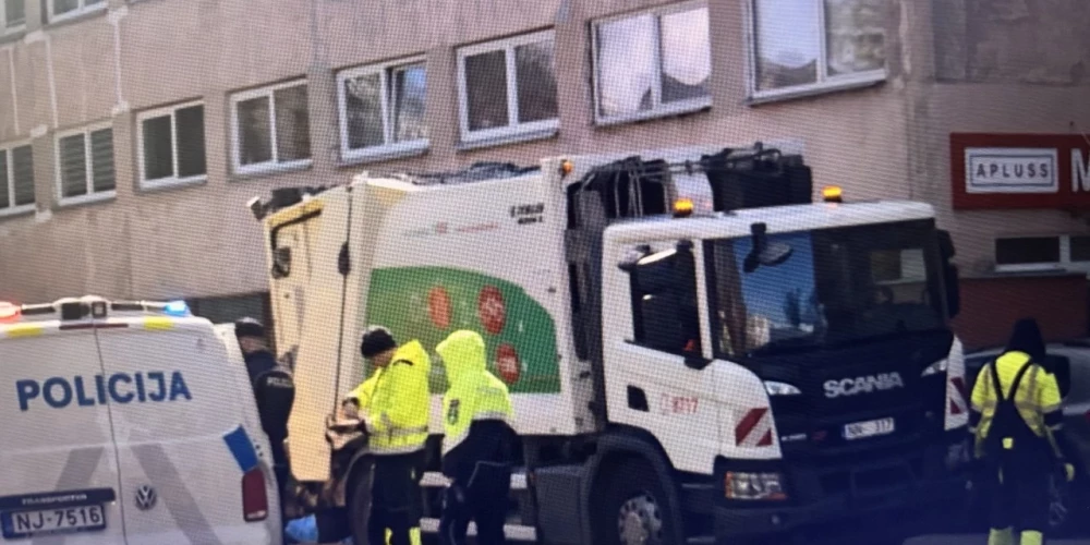 Трагедия в Пурвциемсе - пенсионерка погибла под колесами мусоровоза.