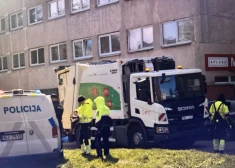 В рижском дворе мусоровоз насмерть сбил пожилую женщину