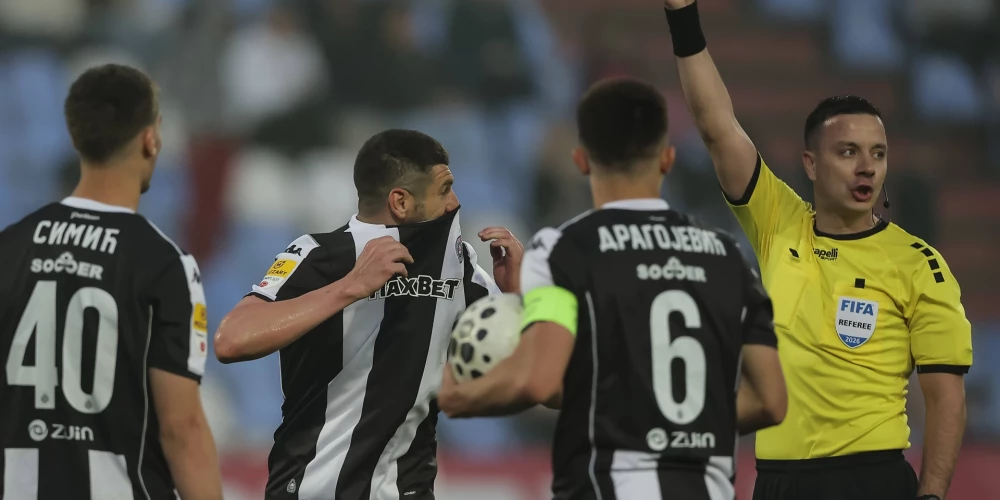 Spēlētājam, kurš konflikta laikā kaut ko saka pretiniekam ar aizsegtu muti, turpmāk draudēs sarkanā kartīte.