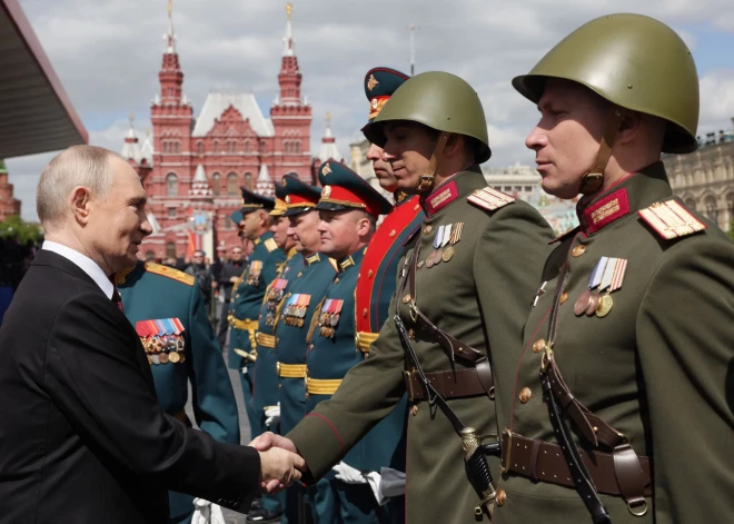 Putina 9. maija parāde kļūst pieticīgāka: šogad bez militārās tehnikas kolonnas