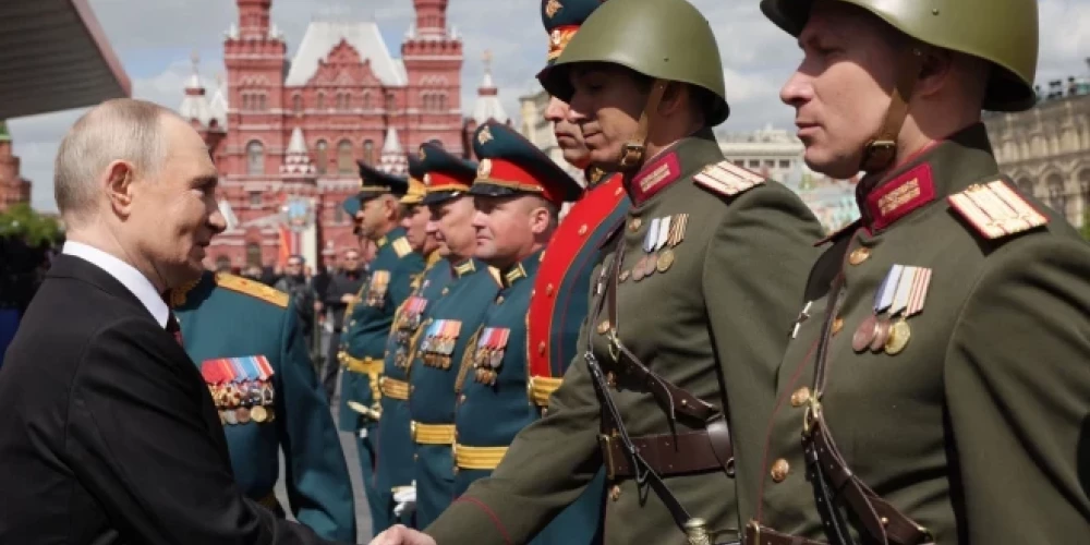 В Москве готовят сокращенный парад 9 мая без колонны военной техники.