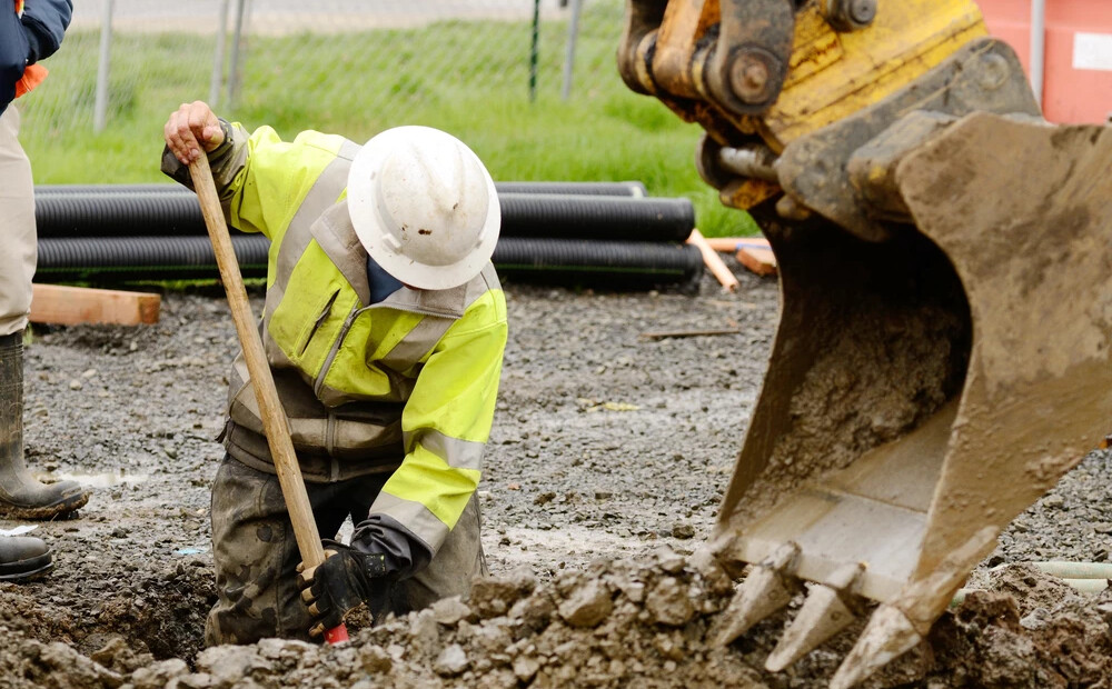 Rīgas skolas pagalmā atrasti vairāki kara laika lādiņi; bērni un skolotāji evakuēti