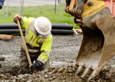 Rīgas skolas pagalmā atrasti vairāki kara laika lādiņi; bērni un skolotāji evakuēti