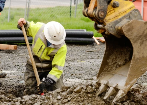 Bīstamie priekšmeti atrasti remontdarbu laikā mācību iestādes pagalmā.