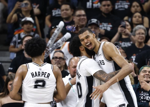 Sanantonio "Spurs" izslēgšanas spēļu pirmo kārtu pārvarējuši pēc deviņu sezonu pārtraukuma.