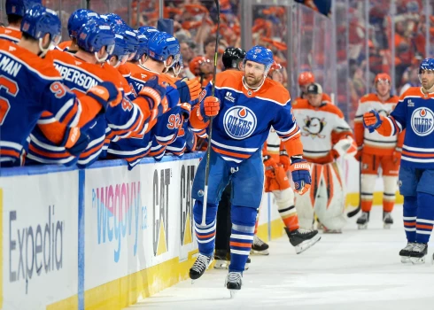 Pēdējo divu sezonu finālistu Edmontonas "Oilers" panākumu sekmēja vācieša Leona Draizaitla divi precīzie metieni.