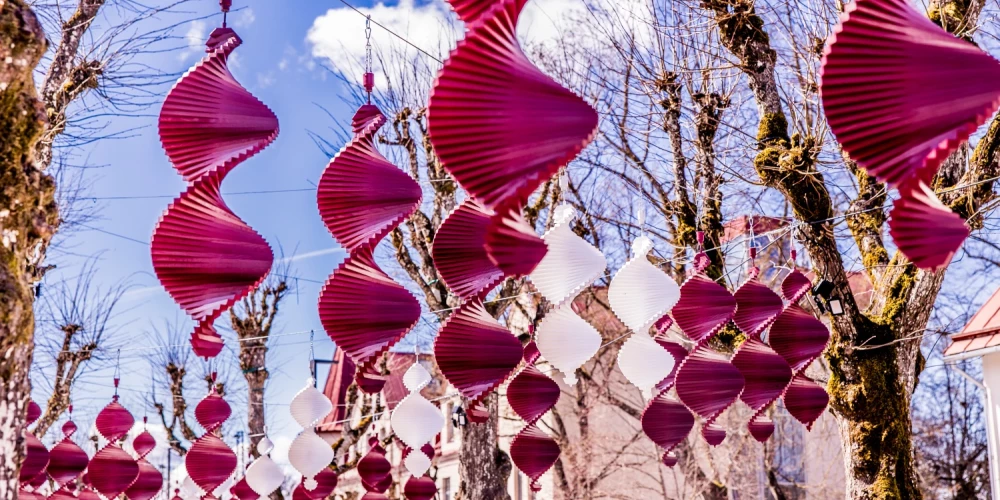 Sagaidot Latvijas Neatkarības atjaunošanas 36. gadadienu, Ogres novads ietērpies valsts svētku krāsās.