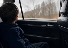 Ребенок плакал и не мог успокоиться: под Кулдигой пьяная мать врезалась в дерево с 3-летним сыном в машине