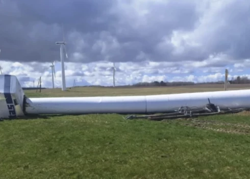 Nokritusī vēja turbīna (foto: Priekules pilsētas un Priekules pagasta apvienības pārvaldes vadītājs Andris Razma).