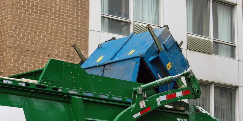 Purvciemā sieviete gājusi bojā pēc tam, kad viņu sabraucis atkritumu vedējs.