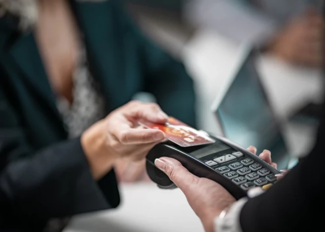 Безнал наступает: почему латвийцы предпочитают не доставать наличные