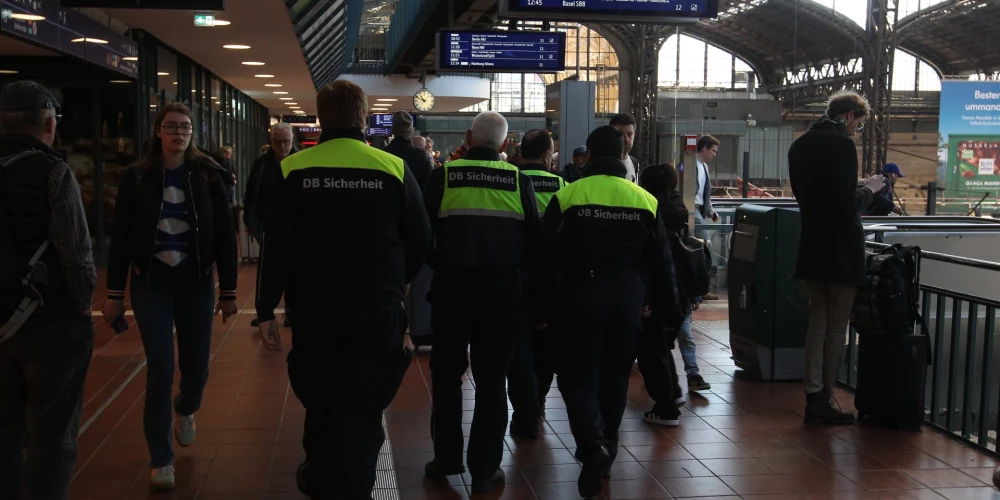 Slēpta kamera pie dzelzceļa stacijas noved pie spiegošanas izmeklēšanas.