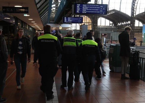 Slēpta kamera pie dzelzceļa stacijas noved pie spiegošanas izmeklēšanas.