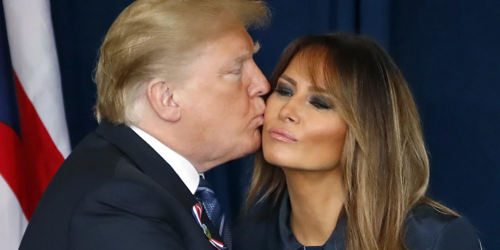 ASV prezidents Donalds Tramps ar  soctīkolotāju nežēlastībā kritušo sievu Melāniju Trampu.