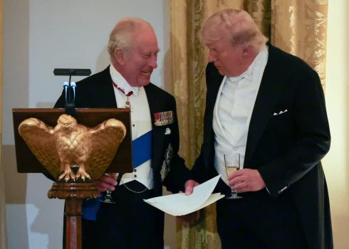 Karalis Čārlzs Trampam atgādina neērtu vēstures niansi.