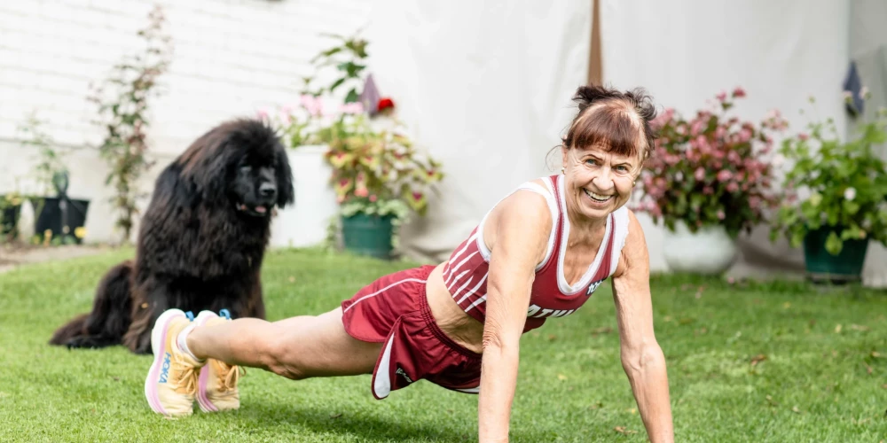 Lai uzturētu sevi labā fiziskajā formā, Zinaīda gan pievelkas, gan piepumpējas.