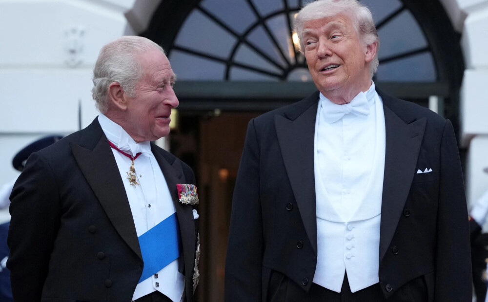 Neticami, ko Tramps pateica karalim Čārlzam oficiālajā vizītē ASV. Lasītājs no lūpām atklāj abu sarunu