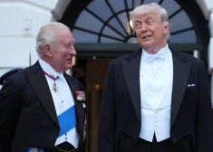 Neticami, ko Tramps pateica karalim Čārlzam oficiālajā vizītē ASV. Lasītājs no lūpām atklāj abu sarunu