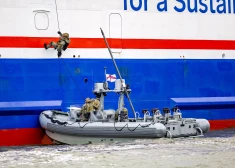 FOTO: NBS specvienība ieņem prāmi - notiek militārās mācības