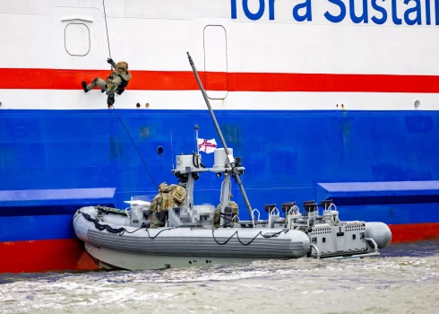 NBS specvienība trenējas pārņemt kuģi kontrolē.