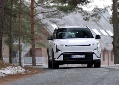 Kamaniņbraucēja Elīna Ieva Bota testē auto, kas atsakās būt garlaicīgs