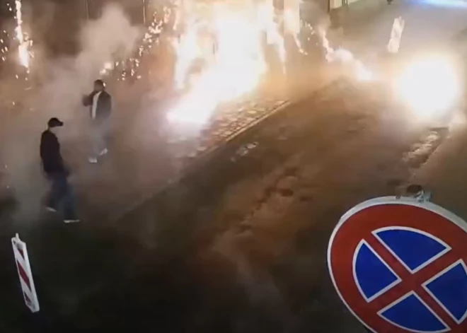 Bīstama izklaide Daugavpilī: divi pārgalvji pilsētas centrā sarīko "pirotehnikas šovu".VIDEO