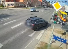 VIDEO: Daugavpilī notikusi sadursme starp vieglo automašīnu un tramvaju