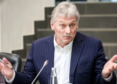 Kremlis taisnojas, kādēļ 9. maija svinībās Maskavā nāksies pieciest pazemojumu