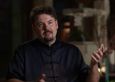 VIDEO: šova "Četri uz koferiem" komandu Ķīnā aiztur un atņem dokumentus