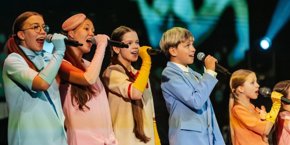 Leģendārais bērnu vokālais ansamblis “Dzeguzīte” šosezon svin savu 55. dzimšanas dienu, kam par godu tika sarīkots krāšņs koncerts “Esi, kas vēlies būt!”. Koncerta aizkulises iemūžinātas 10 minūšu video stāstā, kur savās atmiņās dalās esošie un bijušie dziedātāji, kā arī solisti, kas piedalījās koncertā.