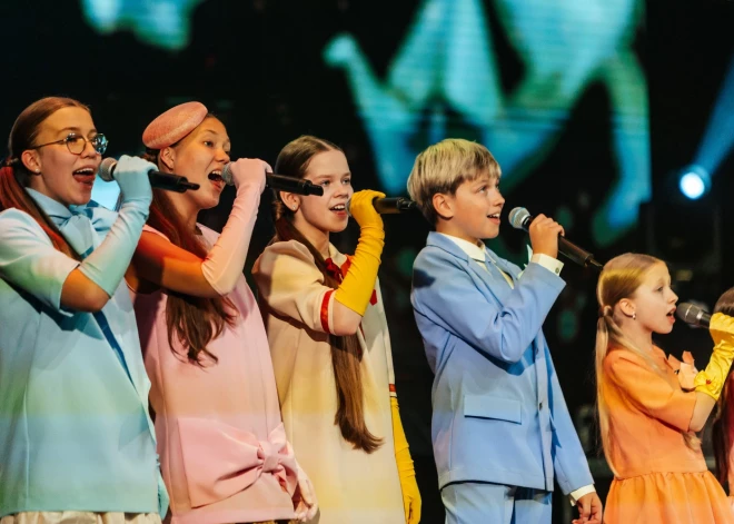 Leģendārais bērnu vokālais ansamblis “Dzeguzīte” šosezon svin savu 55. dzimšanas dienu, kam par godu tika sarīkots krāšņs koncerts “Esi, kas vēlies būt!”. Koncerta aizkulises iemūžinātas 10 minūšu video stāstā, kur savās atmiņās dalās esošie un bijušie dziedātāji, kā arī solisti, kas piedalījās koncertā.