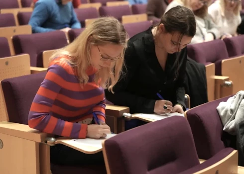 Izglītības un zinātnes ministrijas (IZM) aplēses liecina, ka līdz 2040. gadam jauniešu skaits Latvijā vidējās izglītības sistēmā varētu sarukt teju uz pusi.