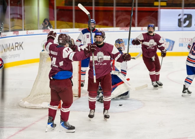 Latvijas U-18 hokejisti pasaules čempionātā sasniedz pusfinālu.