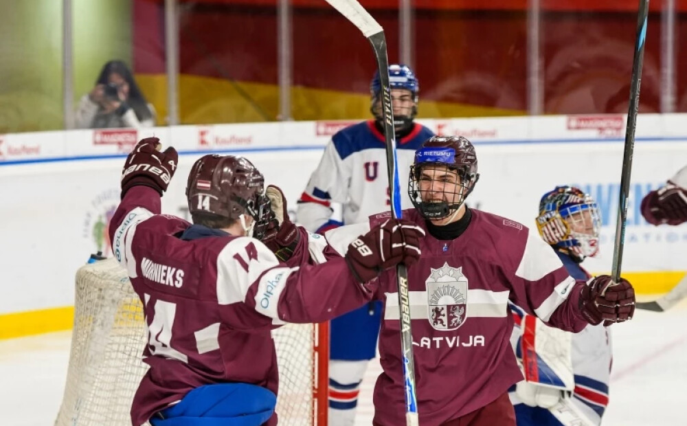 FOTO: sensacionālā cīņā Latvijas U-18 hokejisti pārspēj ASV izlasi un pirmo reizi iekļūst pasaules čempionāta pusfinālā
