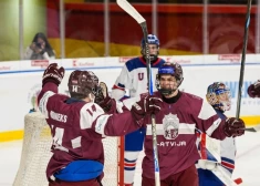 FOTO: sensacionālā cīņā Latvijas U-18 hokejisti pārspēj ASV izlasi un pirmo reizi iekļūst pasaules čempionāta pusfinālā