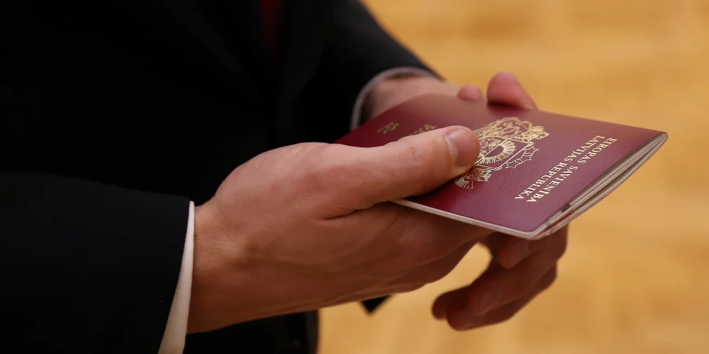 Граждан Латвии хотят защитить от потери паспорта из-за бюрократии других стран.