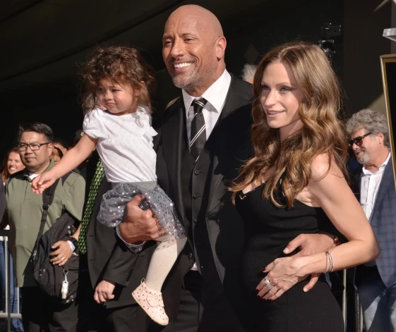 Dveins Džonsons ar dzīvesbiedri Lorēnu un meitu Jasmīnu 2017. gadā.