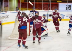 Сборная Латвия по хоккею U-18 сансационно обыграла США и вышла в полуфинал чемпионата мира