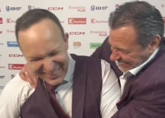 "Es mīlu šos čaļus!" Latvijas U-18 hokeja izlases galvenais treneris Sorokins pēc mača ar ASV ļauj vaļu emocijām. VIDEO