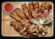 Майские выходные у гриля: шеф-повар объяснил, какие соусы подходят к разному мясу