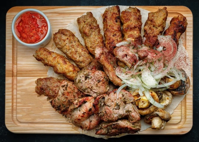 Майские выходные у гриля: шеф-повар объяснил, какие соусы подходят к разному мясу